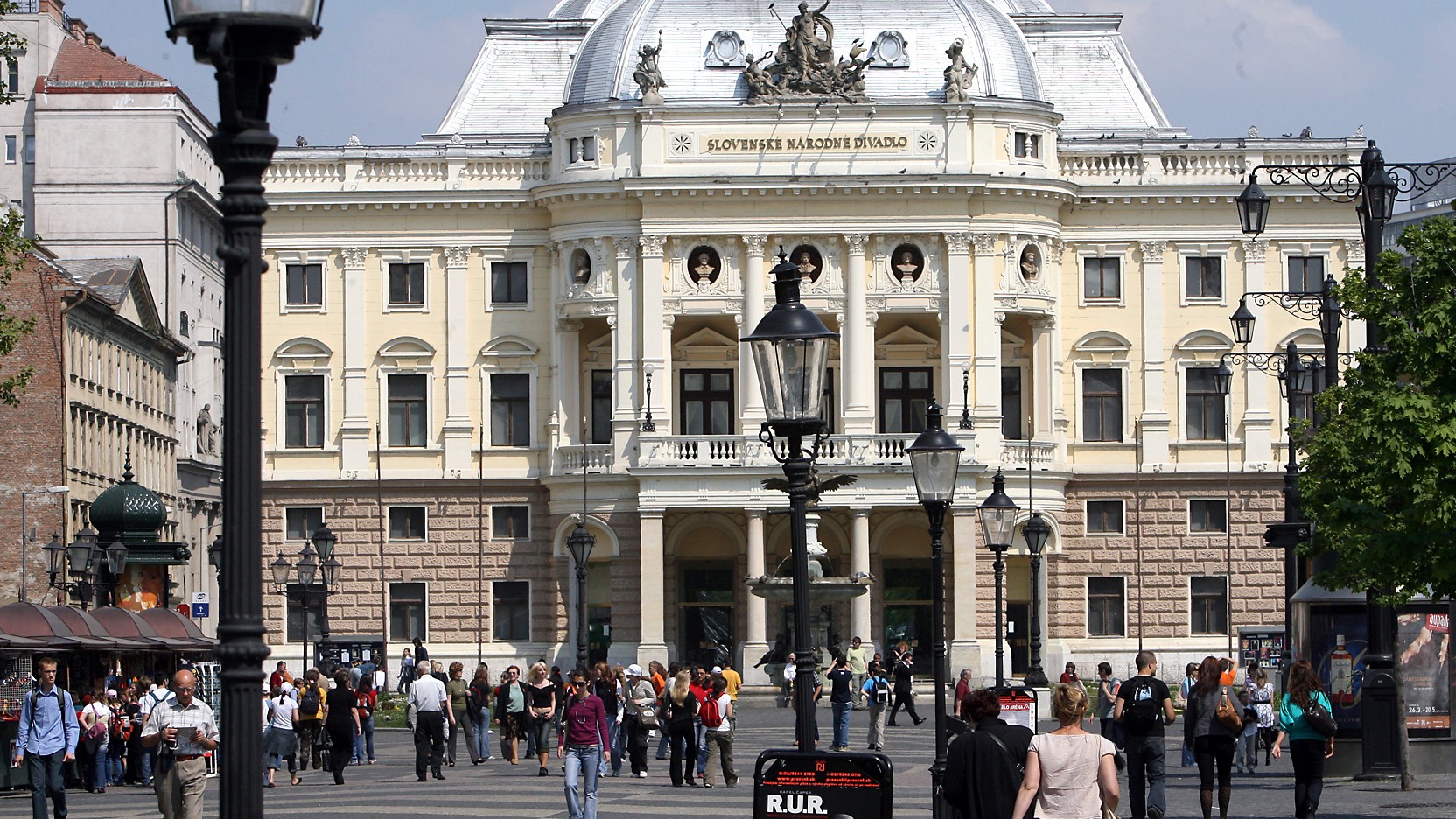 Turisti pred Slovenským národným divadlom